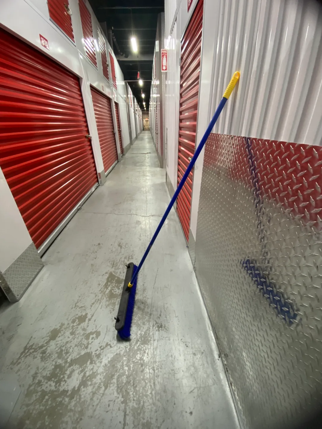 Quickie  Bulldozer Push Broom & Scrub Buddies Jumbo Dust Pan image indicator(2)