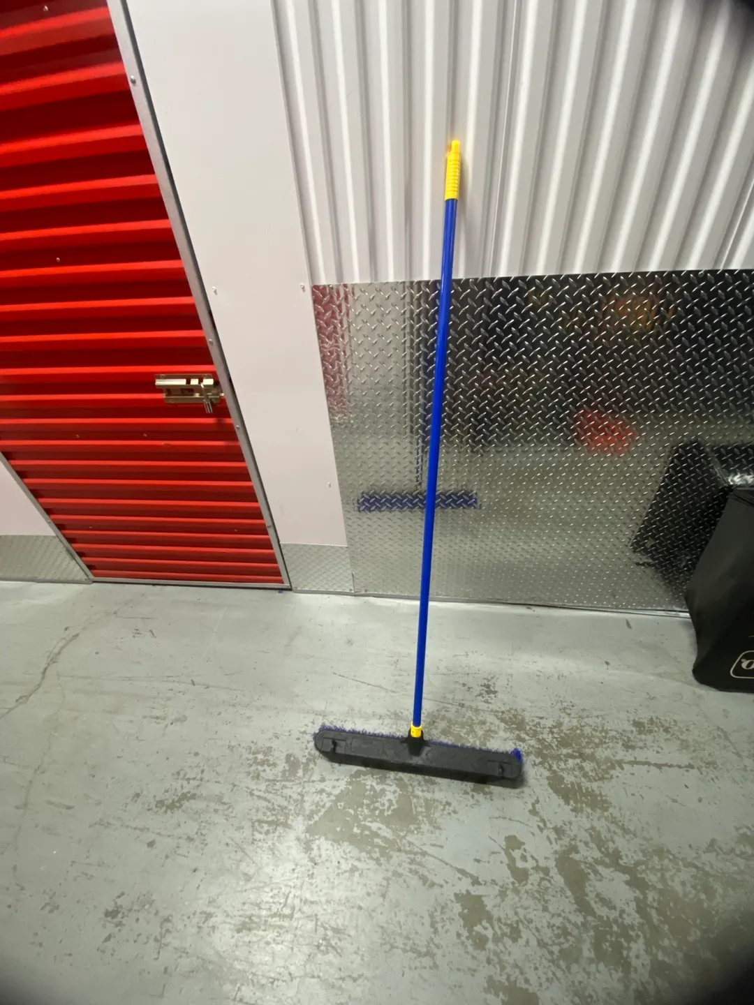 Quickie  Bulldozer Push Broom & Scrub Buddies Jumbo Dust Pan image indicator(8)