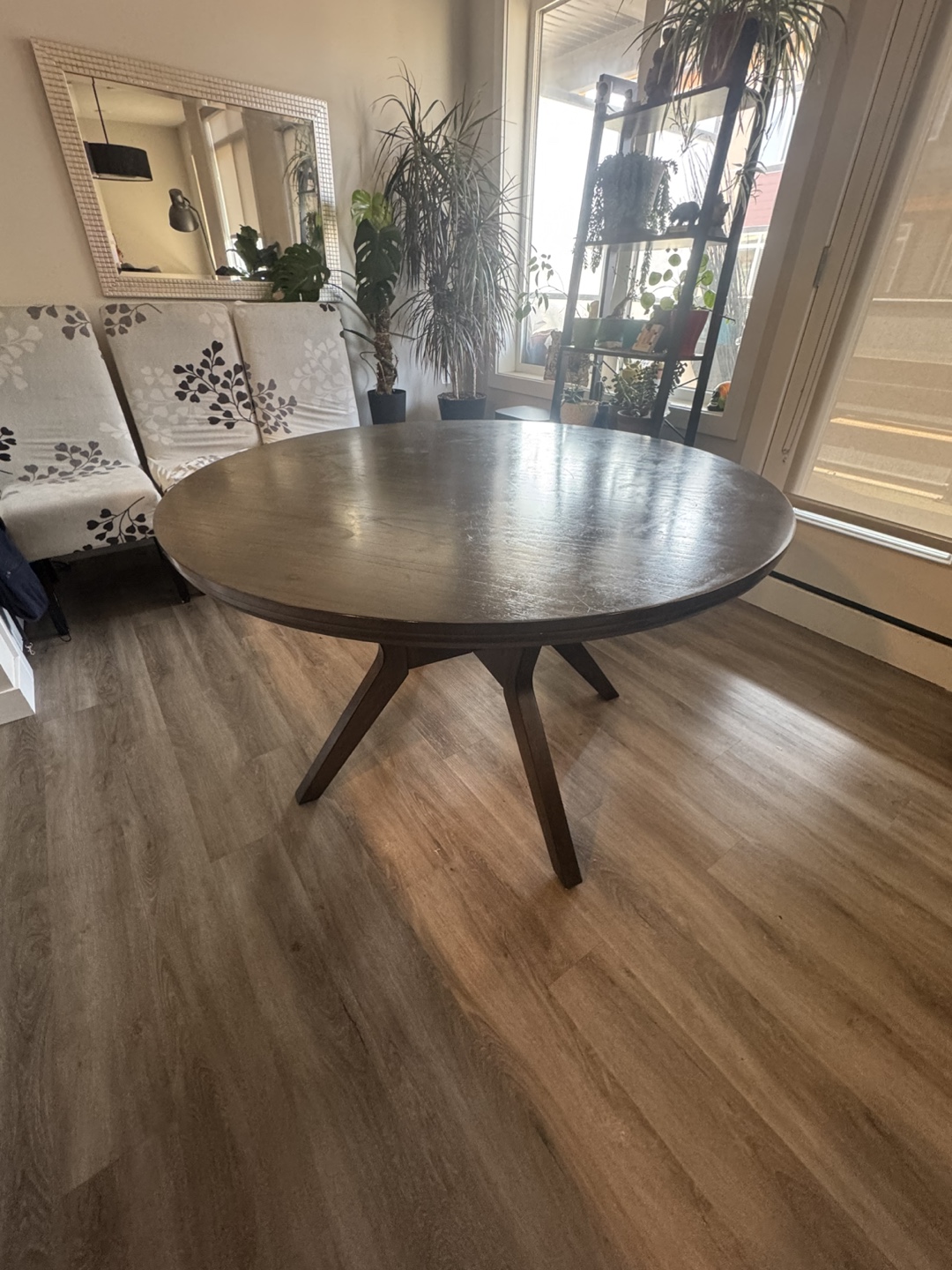 Round Dining Table with Four Chairs
