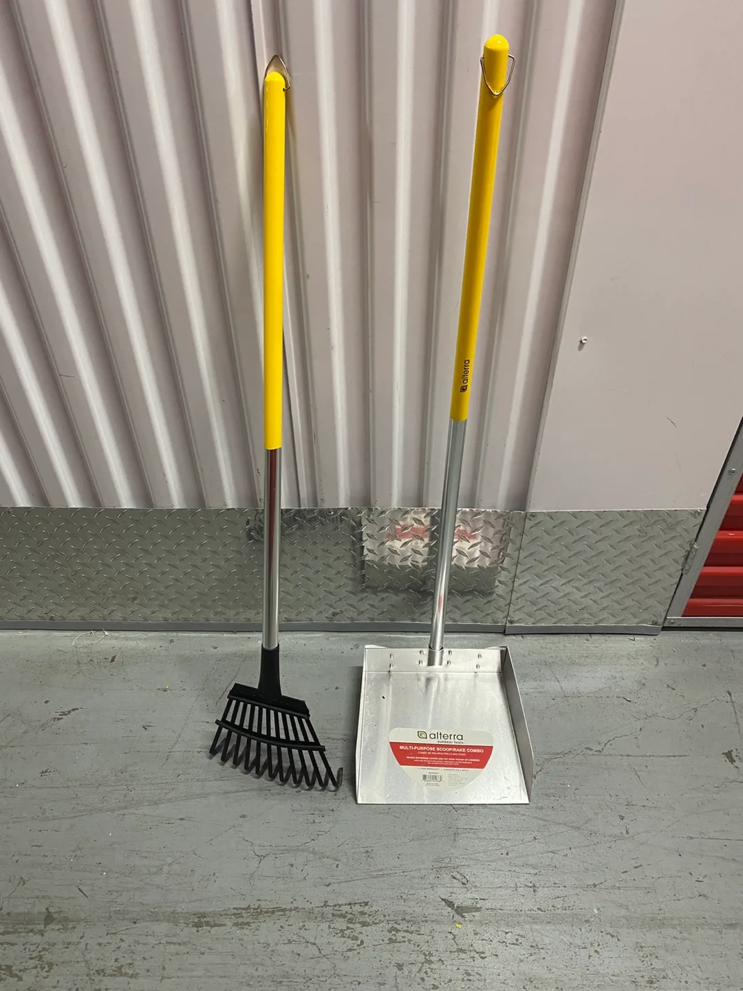 2-Piece Multi-Purpose Scoop & Rake Garden Tool Set image indicator(3)