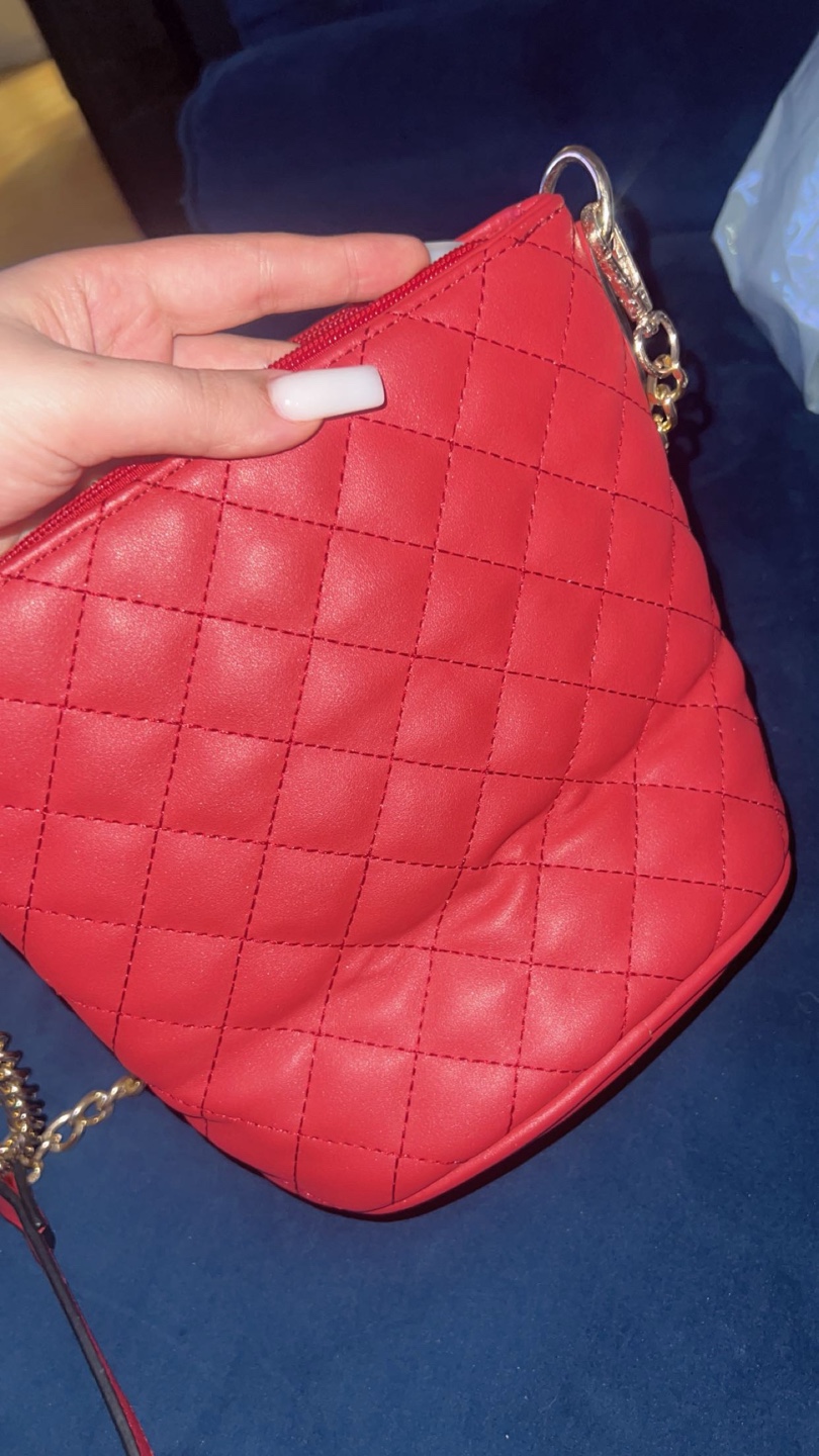 Red quilted crossbody bag with gold chain strap - photo 4