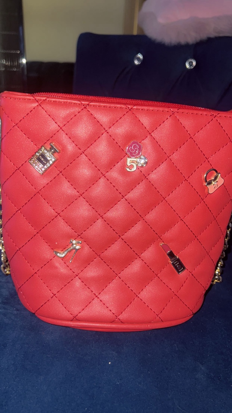 Red quilted crossbody bag with gold chain strap - photo 2