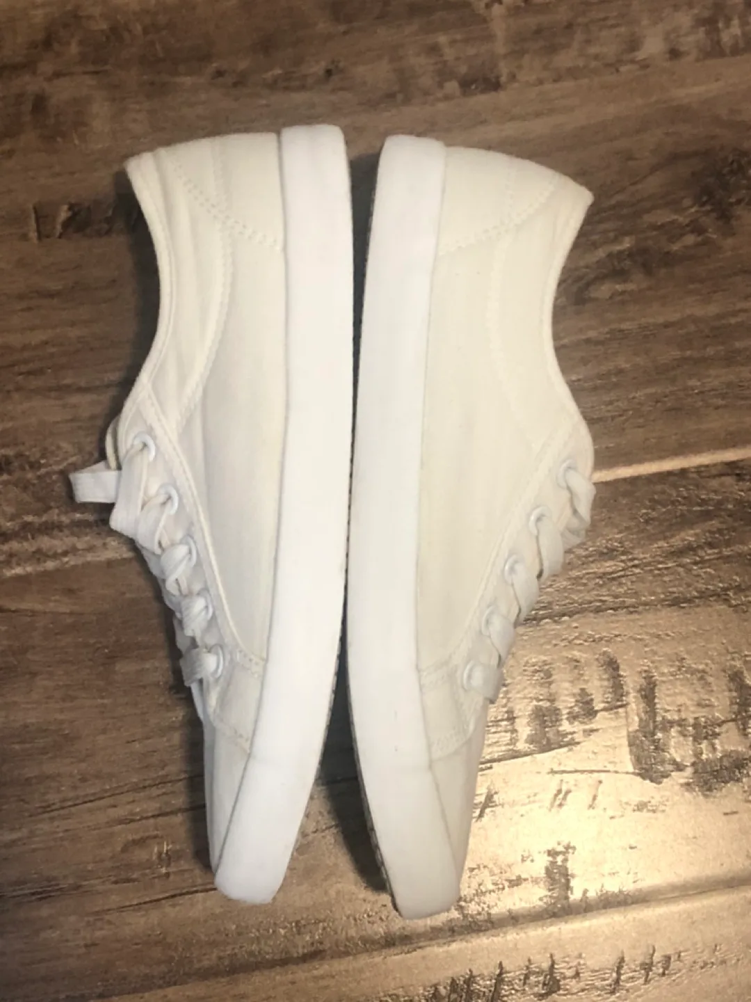 Sz7- Classic White Sneakers image indicator(2)