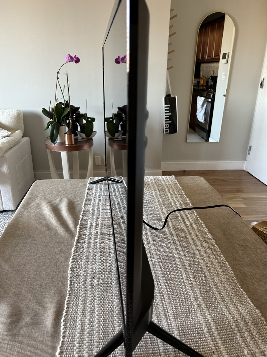 Insignia 40 inch Smart HD TV - photo 2