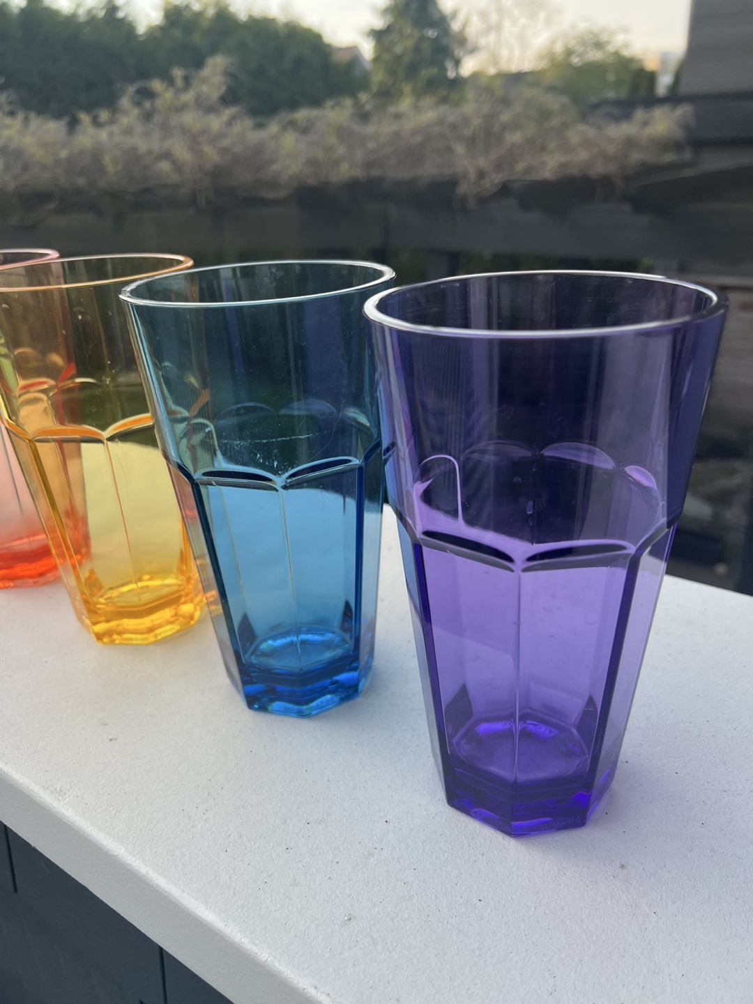 Set of 8 colourful tumblers