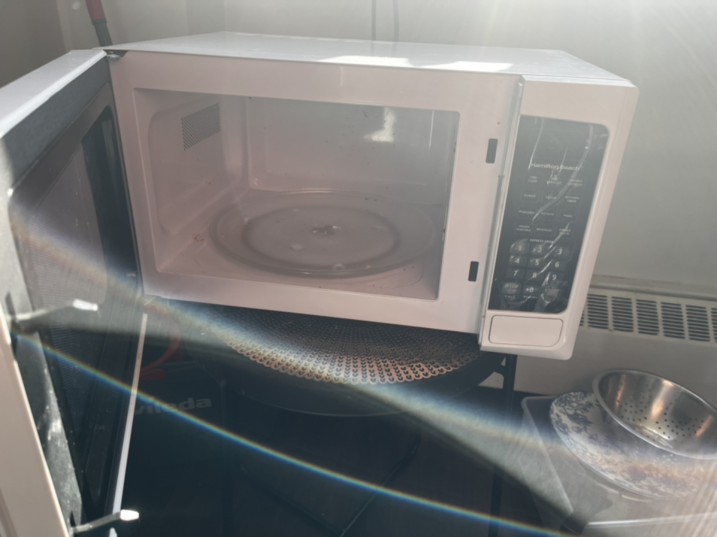 Hamilton Beach 0.7 Cu. Ft. White Microwave - photo 4