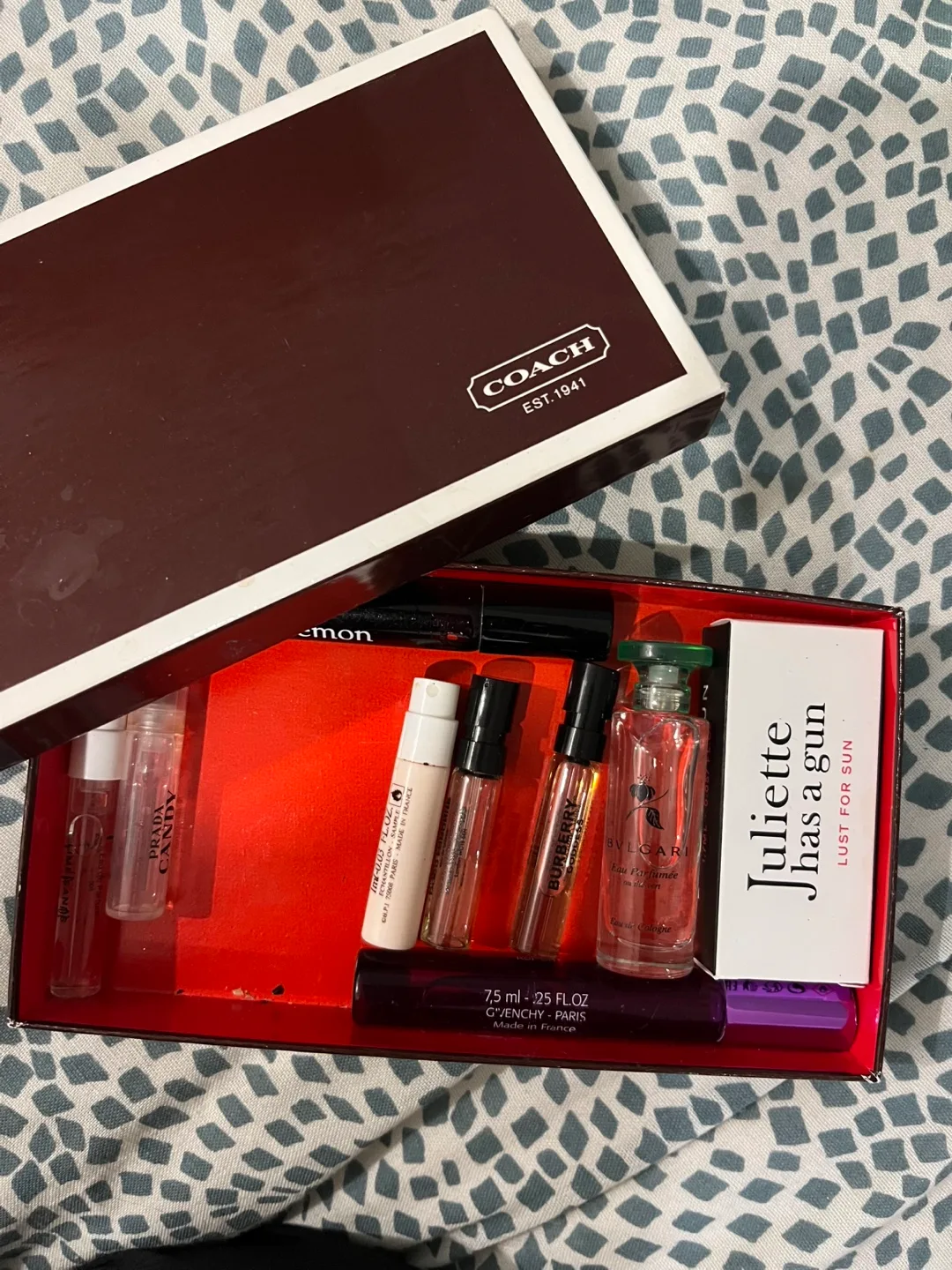 Roll on perfume + sample perfumes image indicator(3)