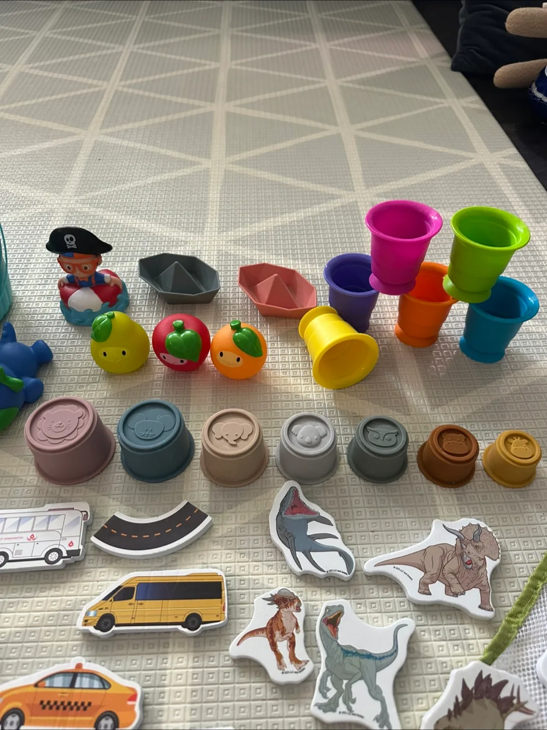 Big bundle of bath/water play toys image indicator(3)