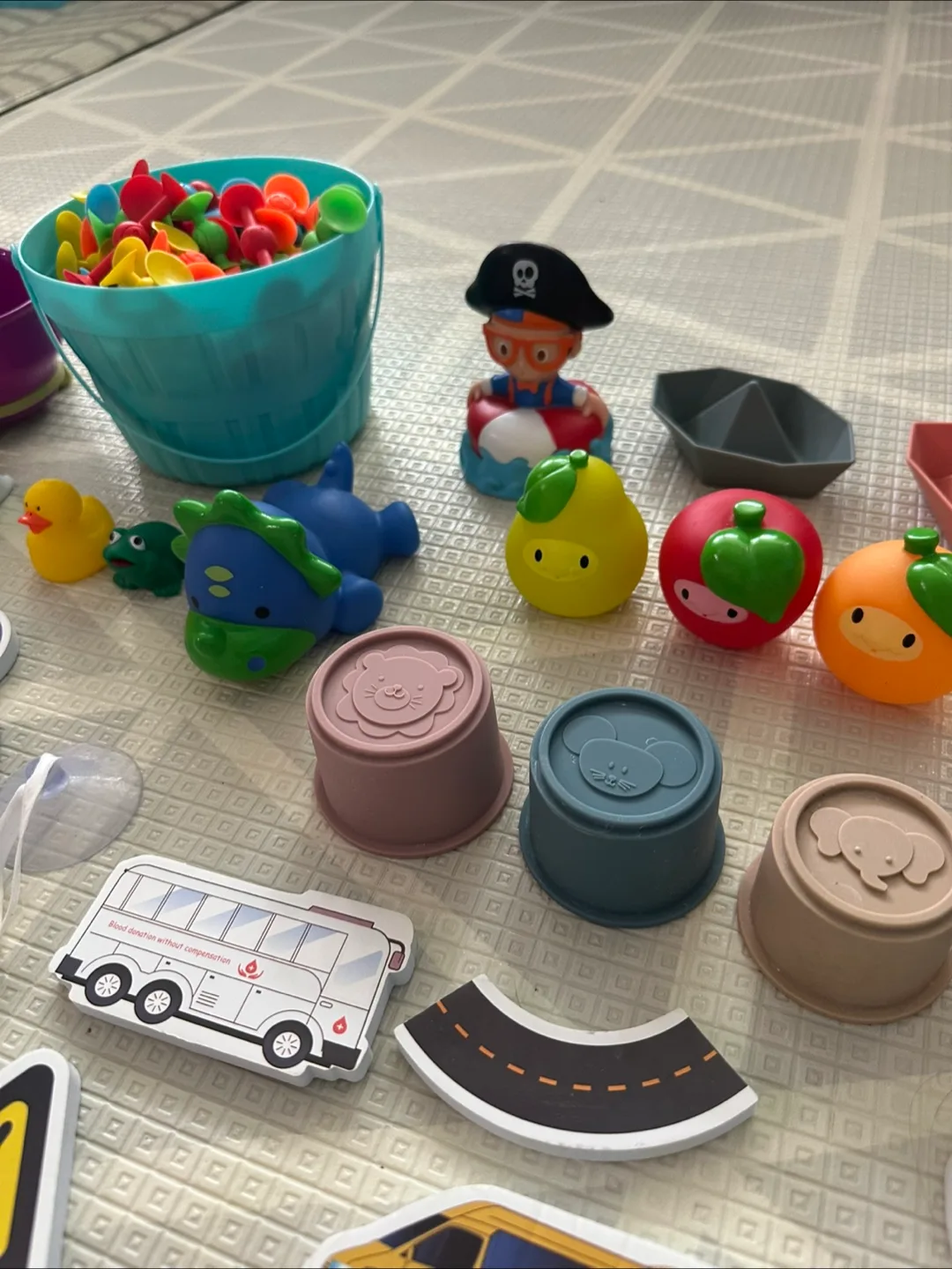 Big bundle of bath/water play toys image indicator(5)