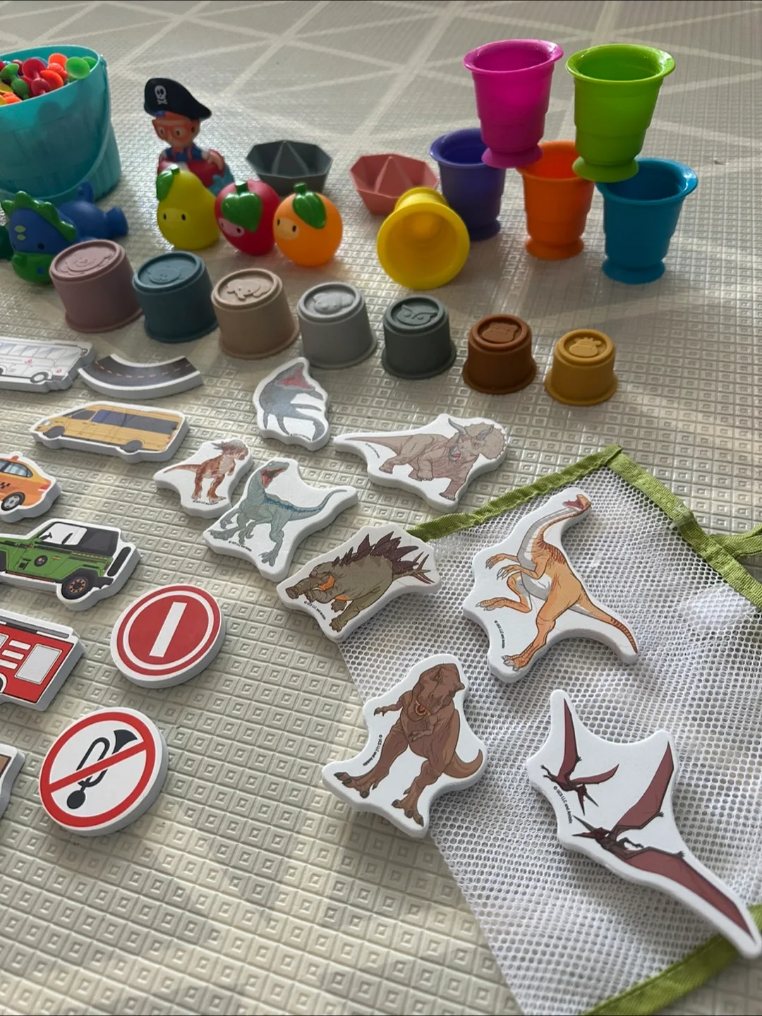 Big bundle of bath/water play toys image indicator(2)