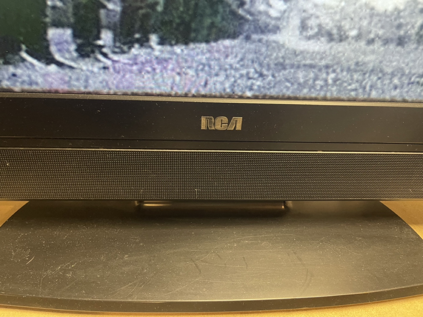 RCA 31 inch LCD HDTV - photo 2