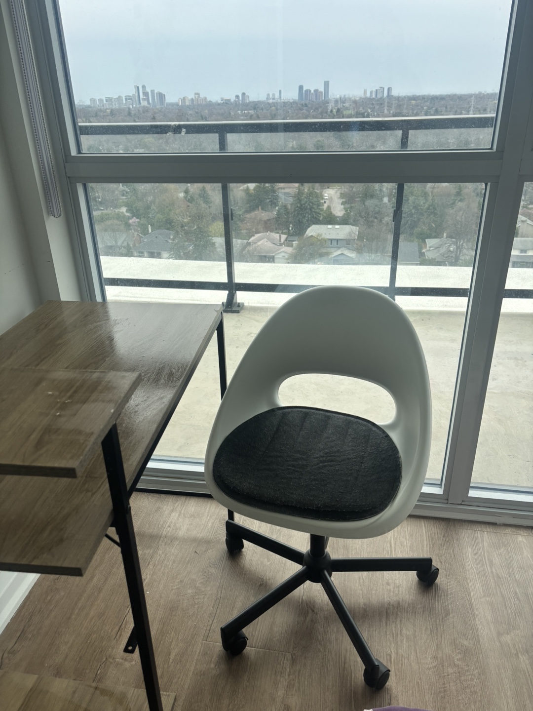 Desk - photo 4