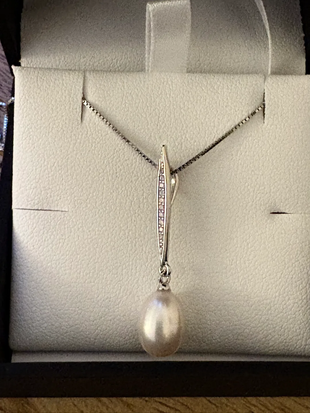 Elegant Pearl and Diamond Pendant Necklace thumbnail