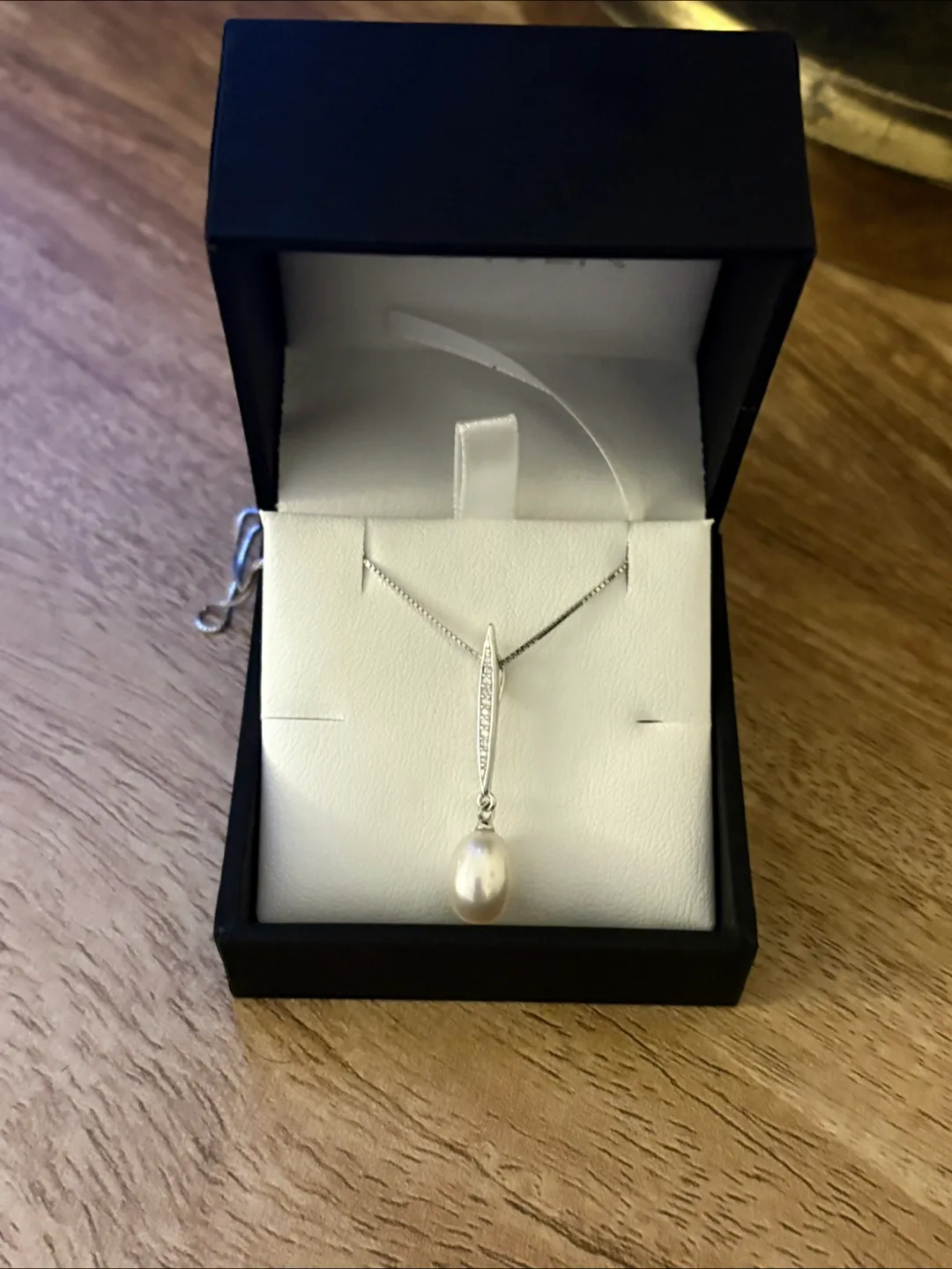 Elegant Pearl and Diamond Pendant Necklace image indicator(5)