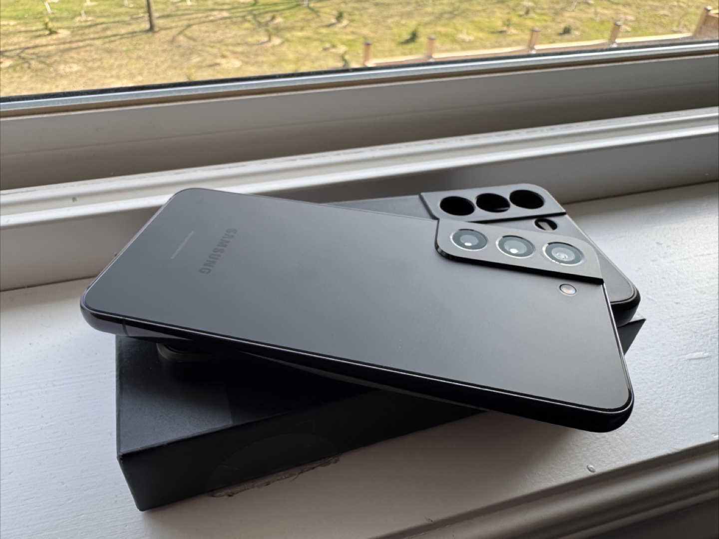 Samsung Galaxy S22 - Like New - photo 2