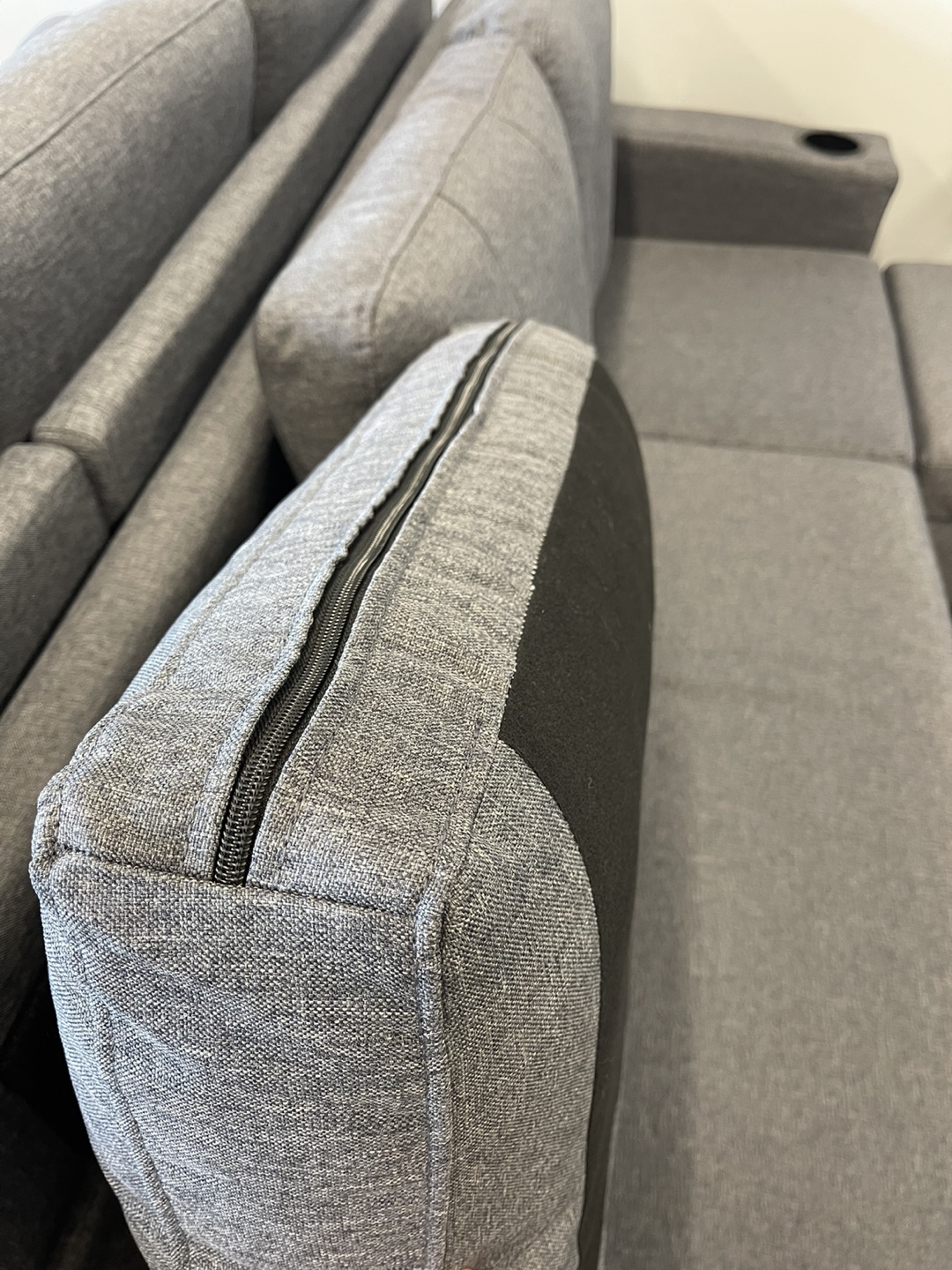 🔥 CLEARANCE SALE – FLOOR MODEL SECTIONAL COUCH ONLY $499! 🔥 - photo 3