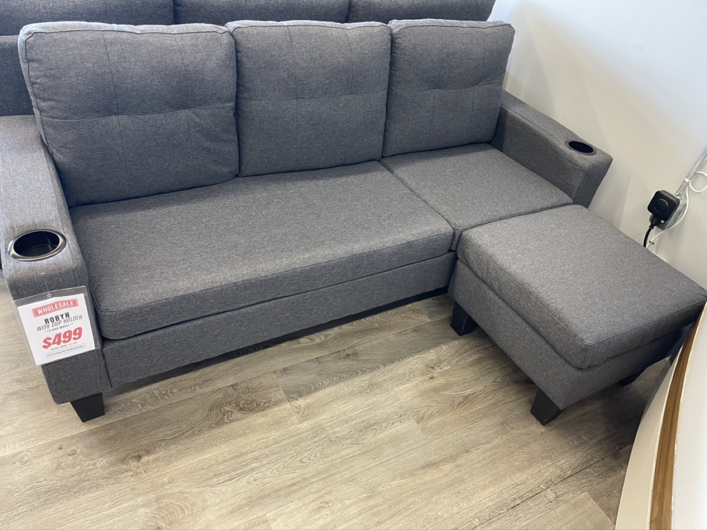 🔥 CLEARANCE SALE – FLOOR MODEL SECTIONAL COUCH ONLY $499! 🔥 - photo 2