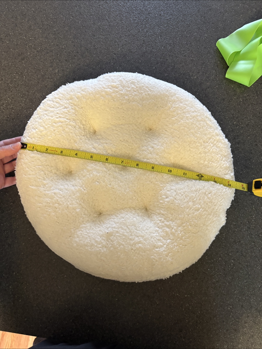 2 Round Fluffy Cream-Colored Cushion - photo 3