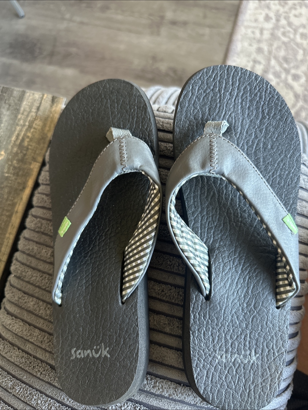Sanuk Women's Flip Flops Size 6