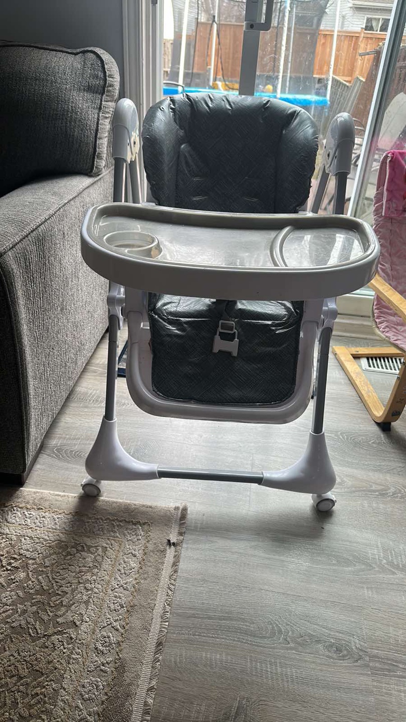 Kids Highchair with Tray - photo 2