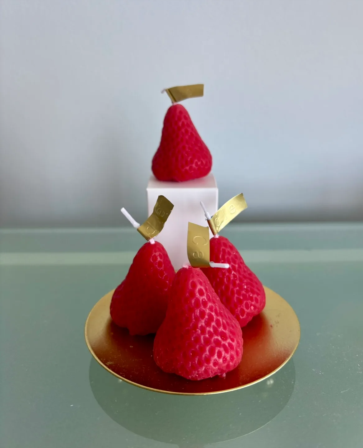 Set of 3 larger strawberry-shaped candles 🆕 image indicator(3)