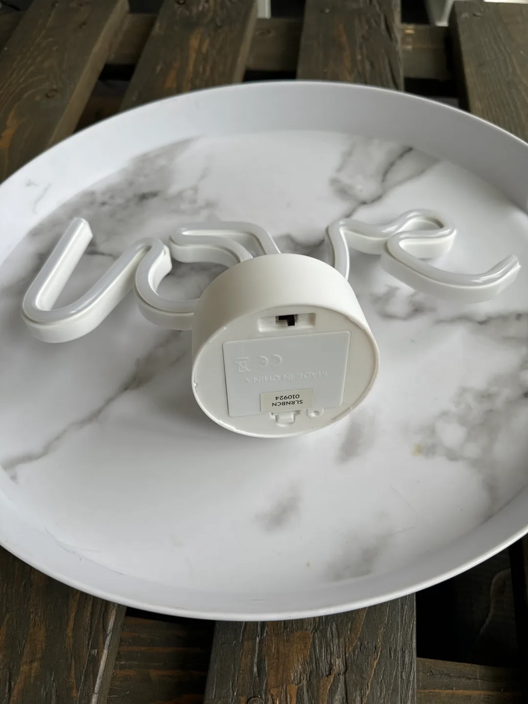 Neon light “Love” image indicator(3)