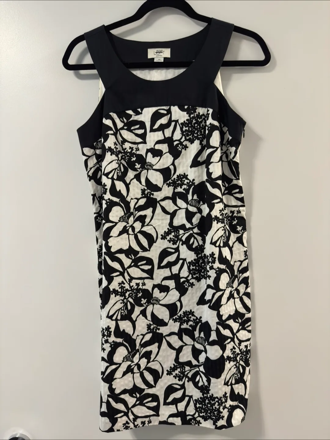 Ann Taylor Loft Black and White Floral Sleeveless Dress Size 6P thumbnail