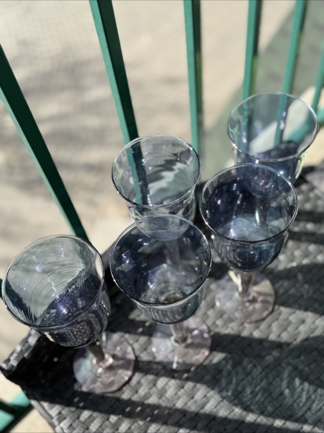 Set of 4 +1 iridescent wine glasses - photo 3