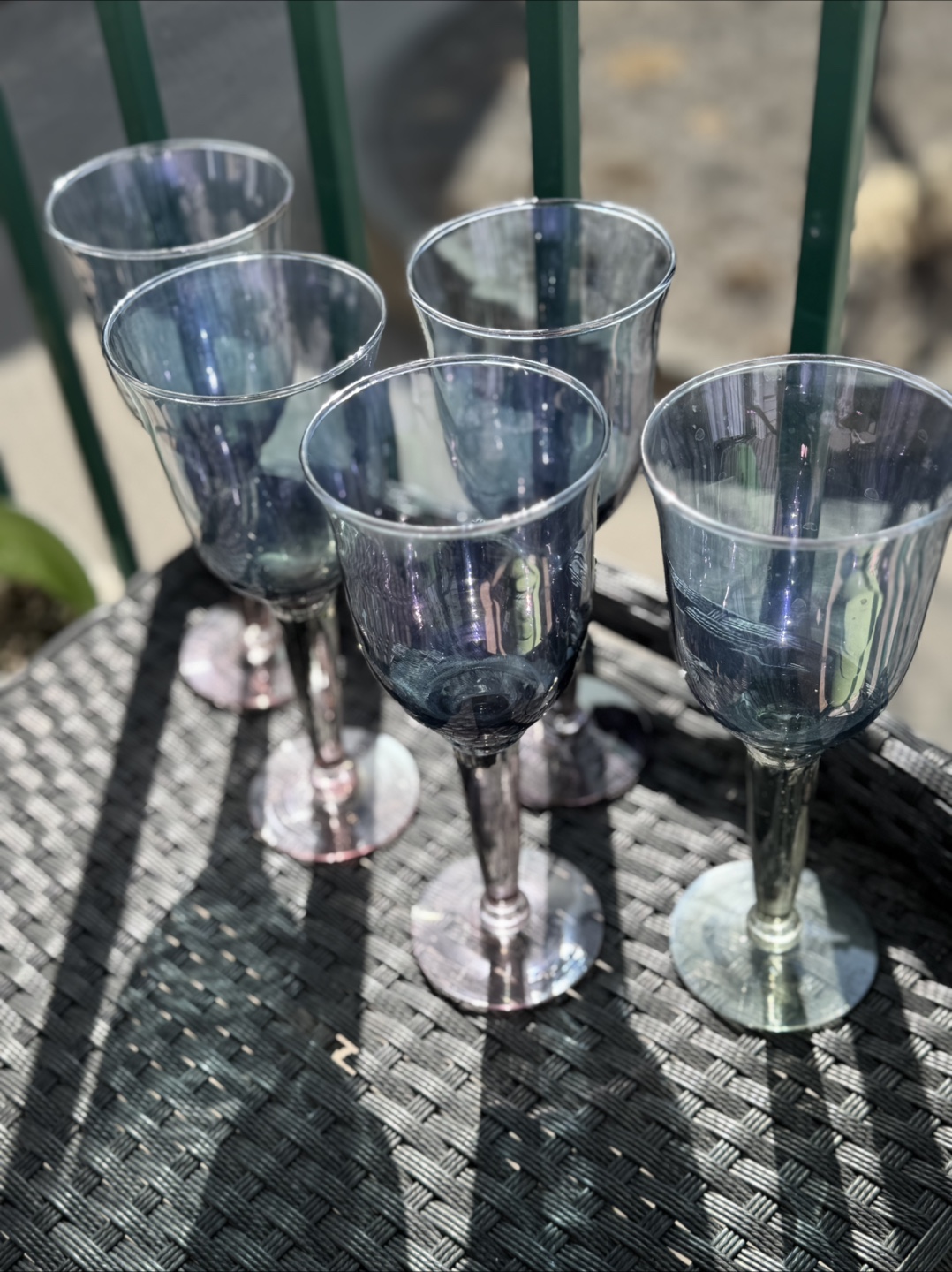 Set of 4 +1 iridescent wine glasses - photo 2