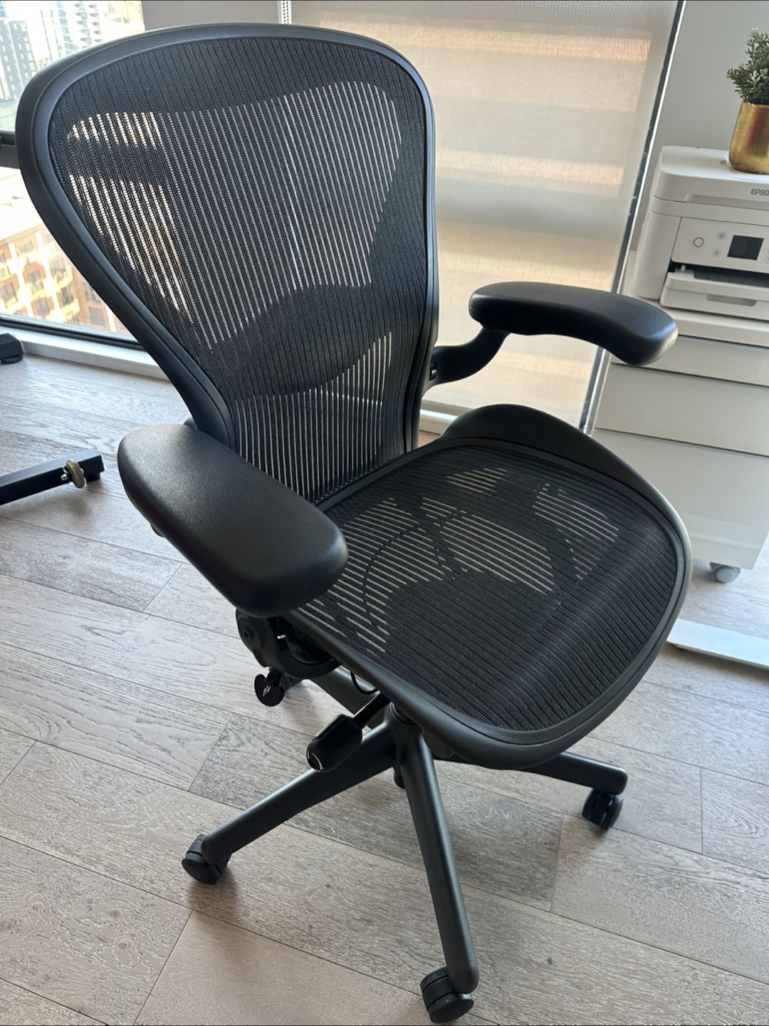 Herman Miller Aeron Chair - Excellent Condition - photo 3