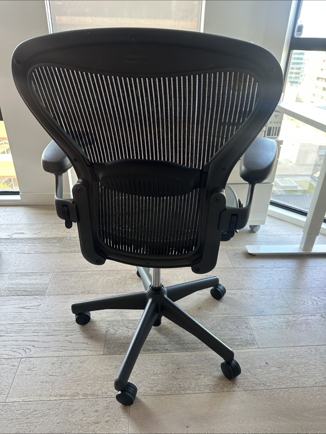 Herman Miller Aeron Chair - Excellent Condition - photo 2