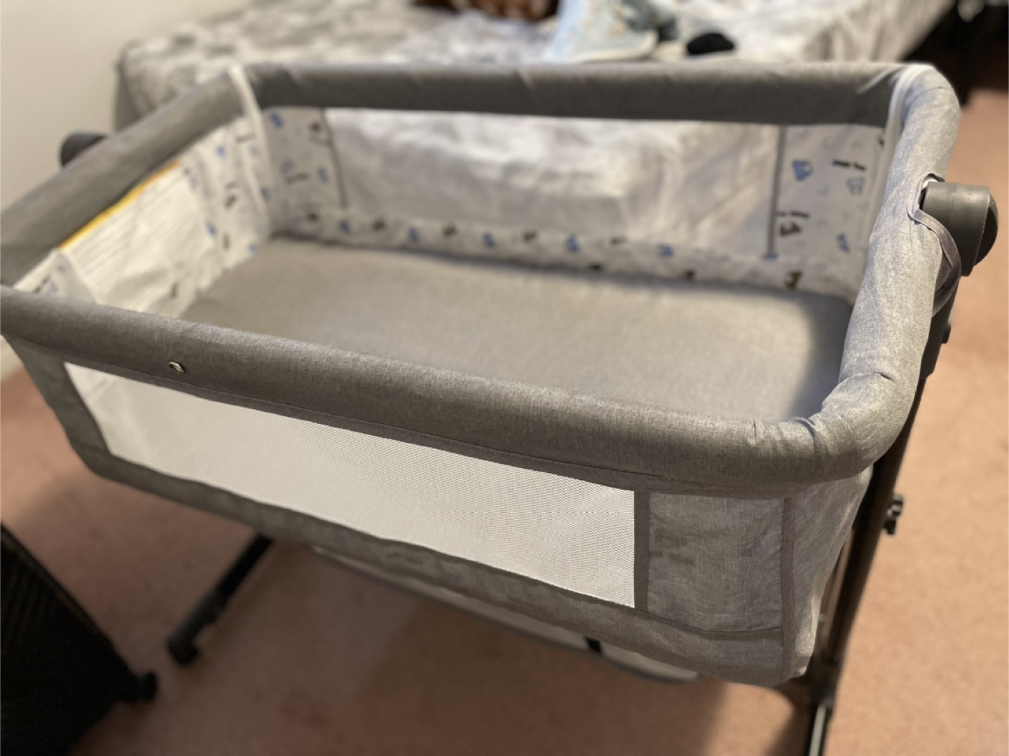 Baby bedside bassinet