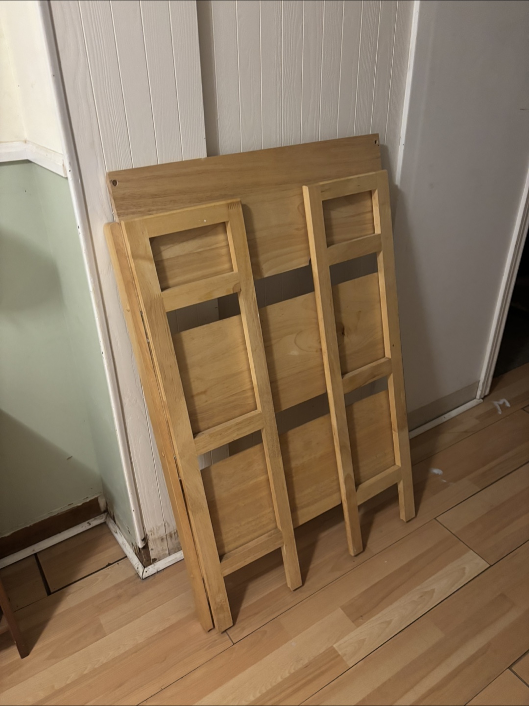 Three-shelf wooden bookcase/shelving unit - photo 2