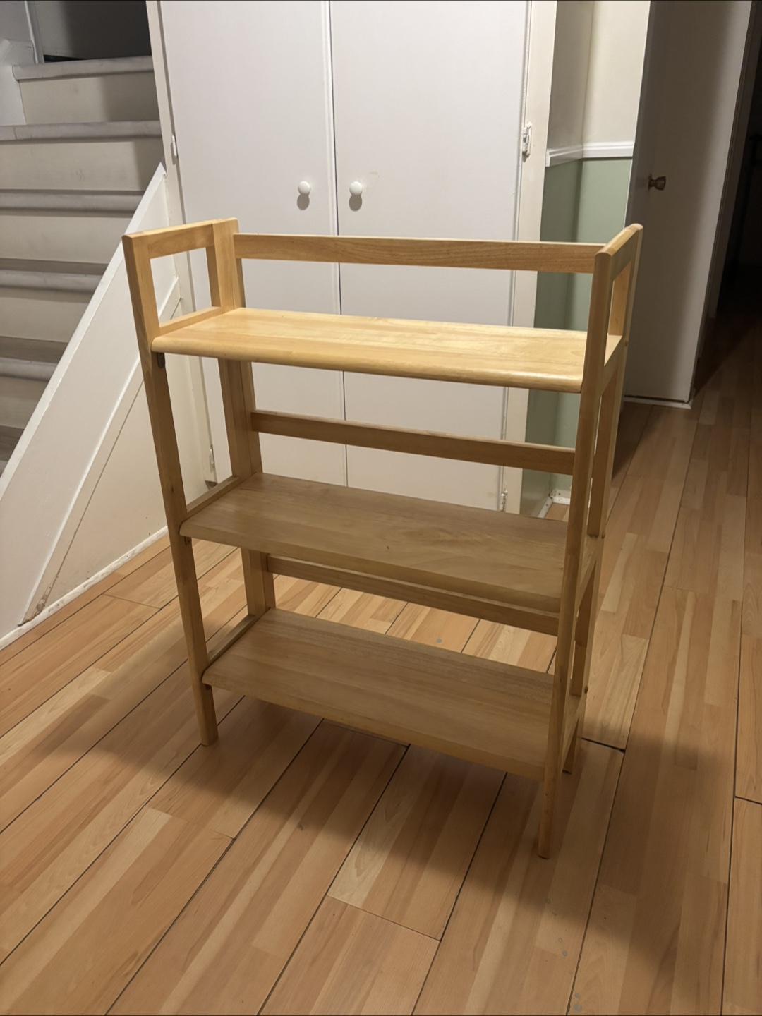 Three-shelf wooden bookcase/shelving unit