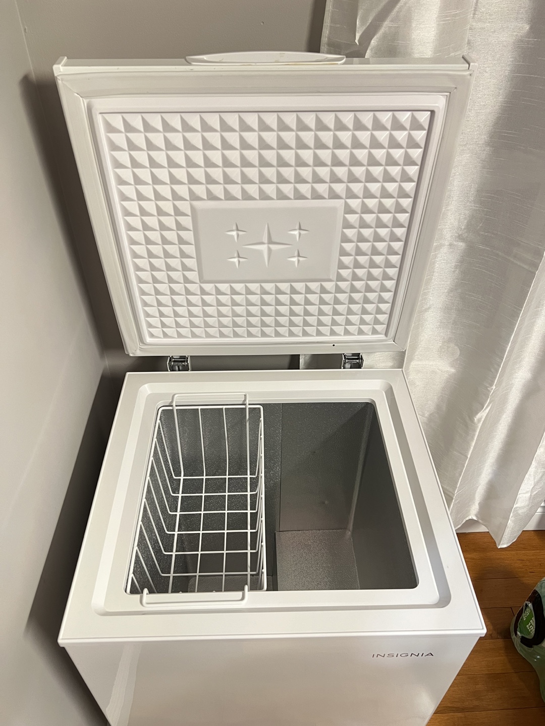 Insignia Chest Freezer 3 cu.ft - photo 2
