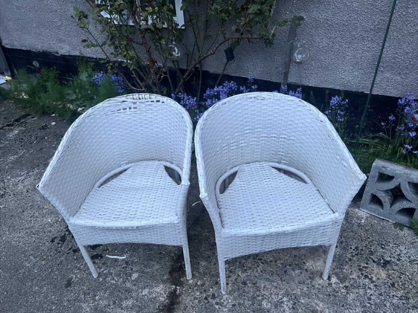 Free- 2 White Patio Chairs 💚