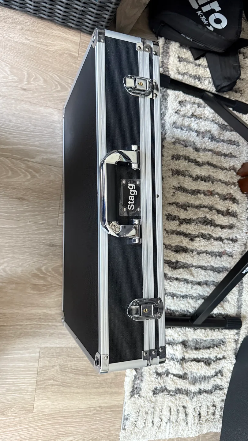 Stagg Aluminium Case for guitar pedals thumbnail