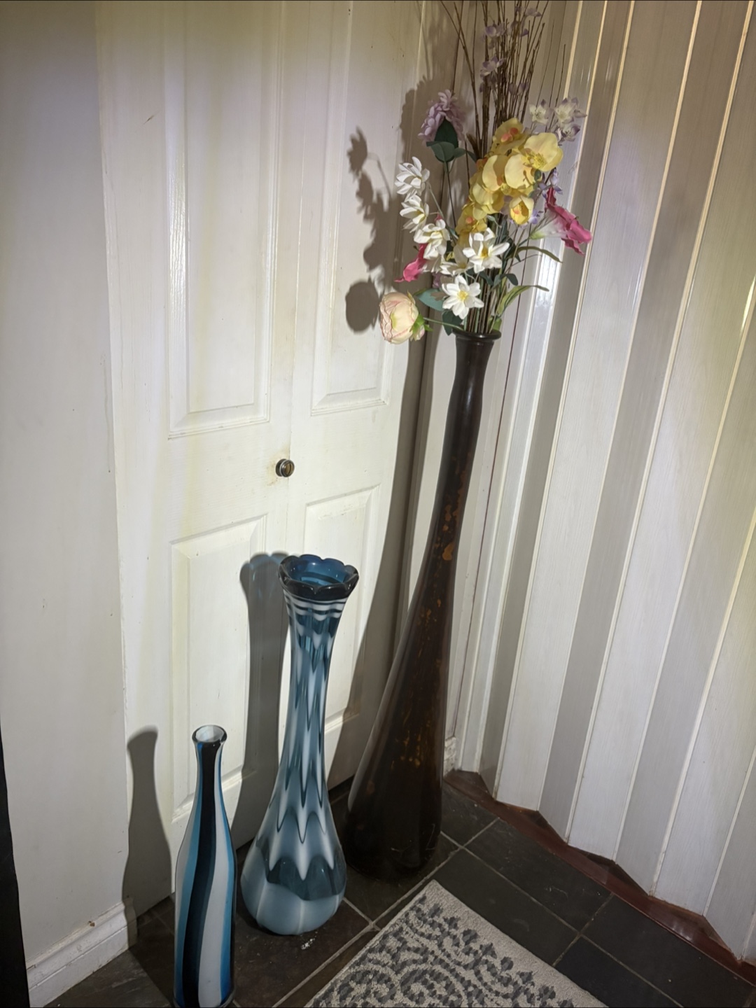 Three Decorative Vases - photo 2