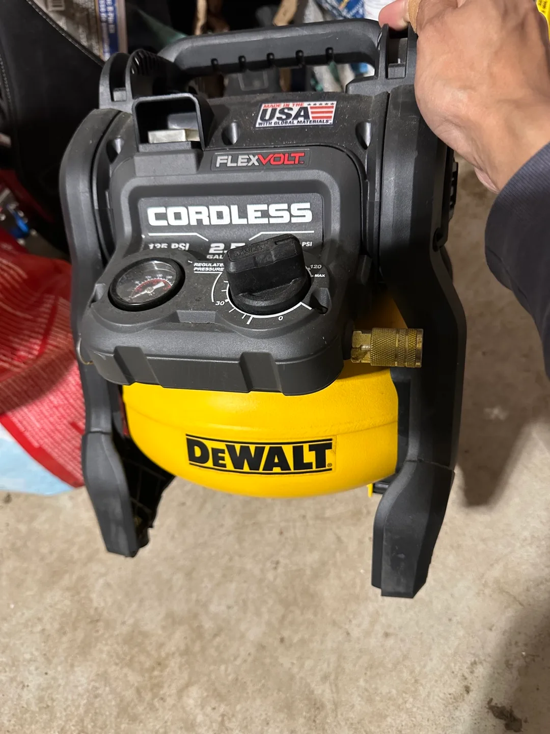 Dewalt FLEXVOLT Cordless 2.5 Gallon Air Compressor thumbnail