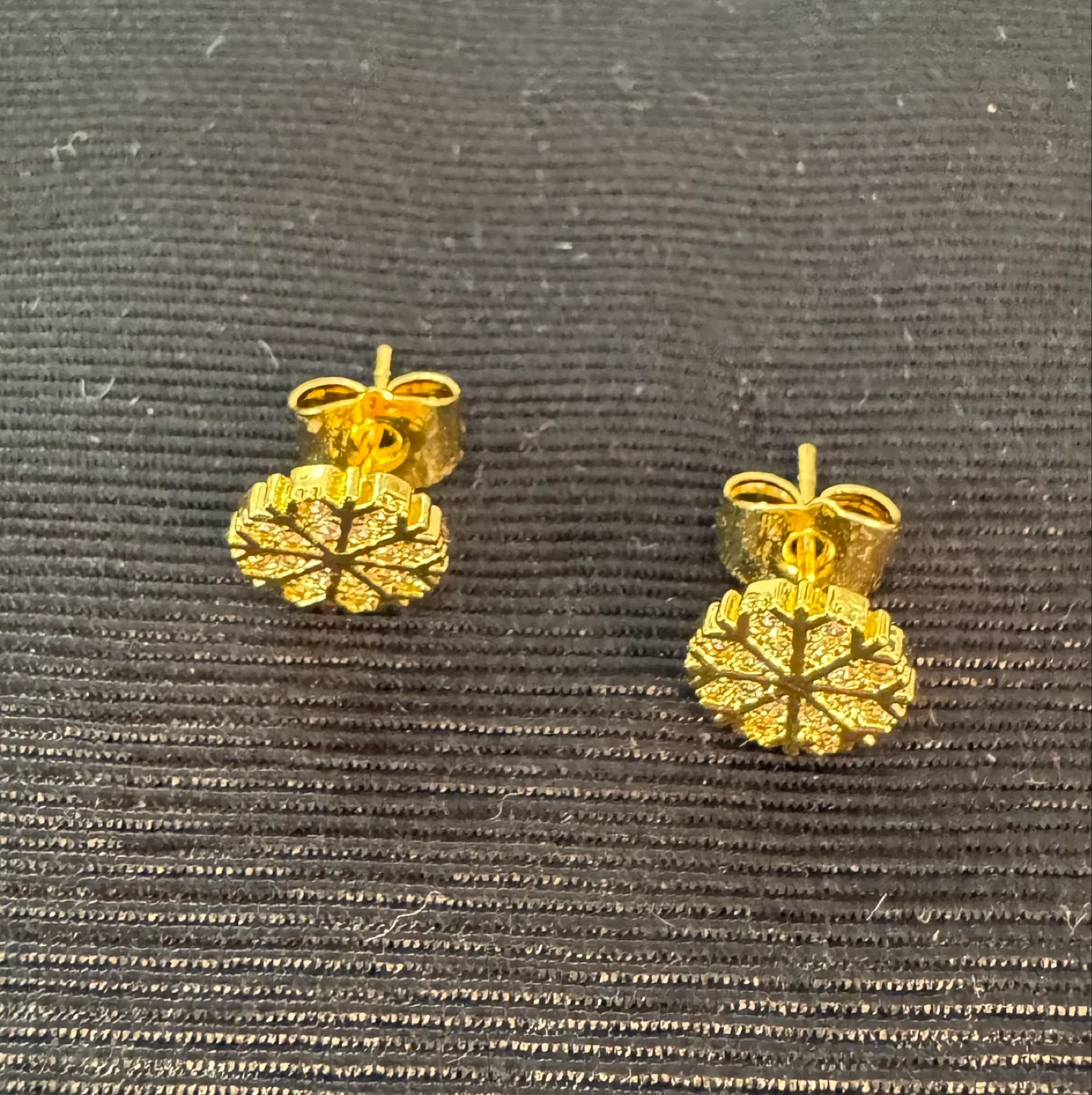 SUPER CUTE!! Gold Snowflake Stud Earrings NEW!! SILVER TOO! image indicator(2)