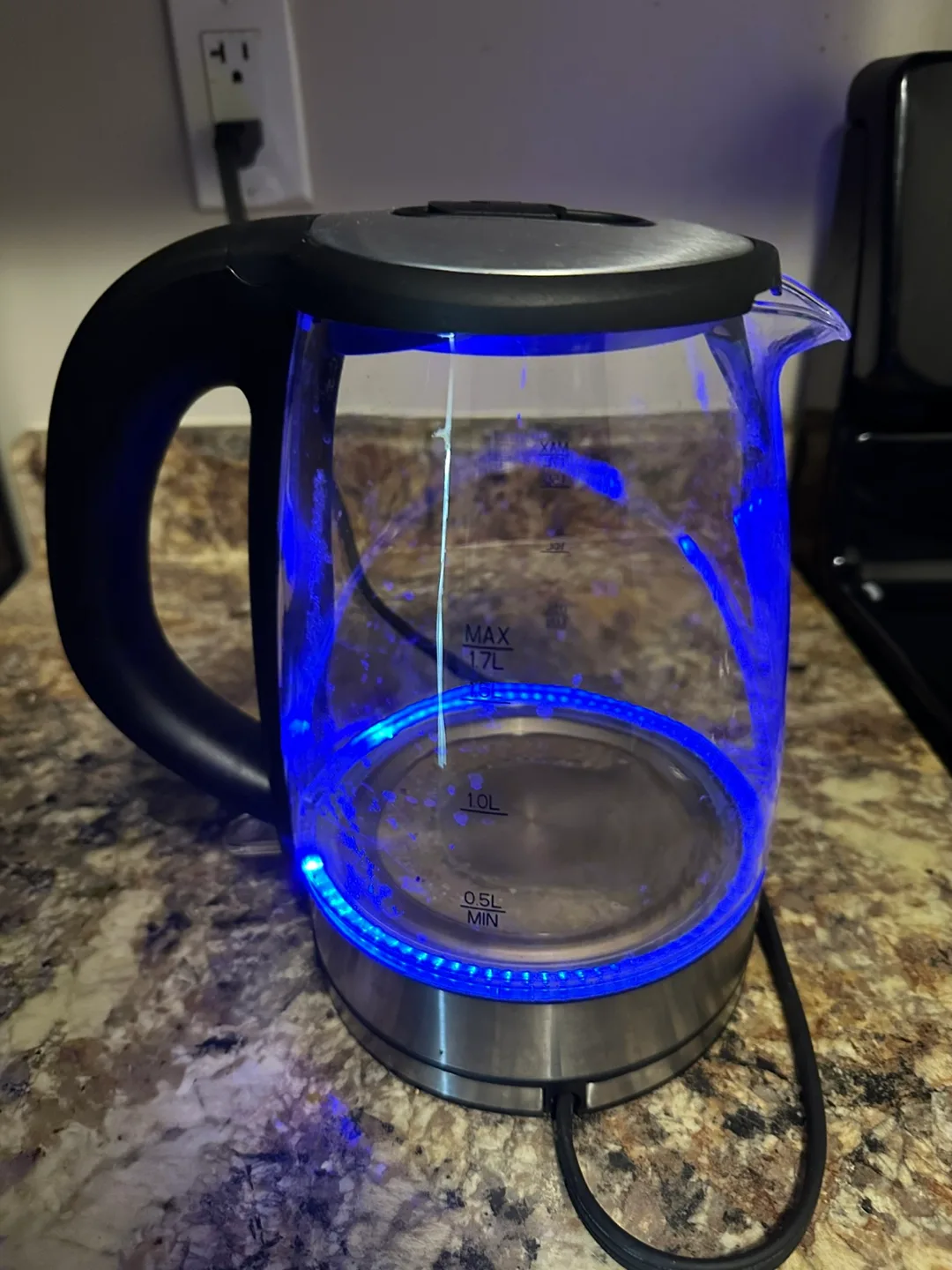 Salton Electric Kettle - 1.7 Liter 💚 MOVING OUT SALE image indicator(2)