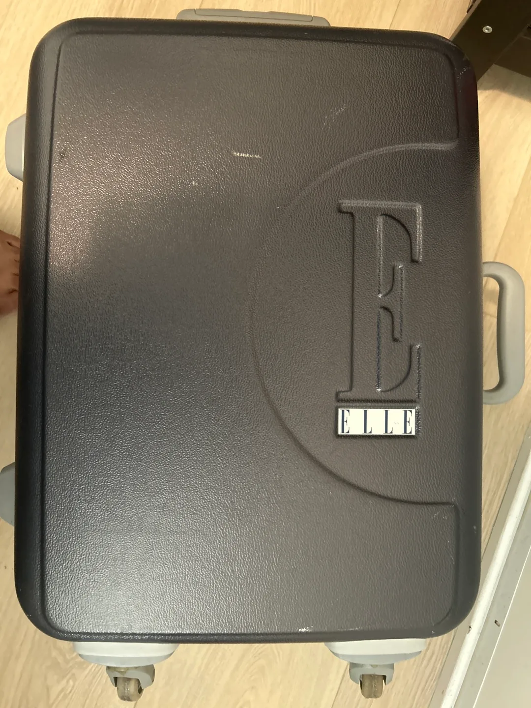 ELLE Paris Carry-On Suitcase image indicator(4)