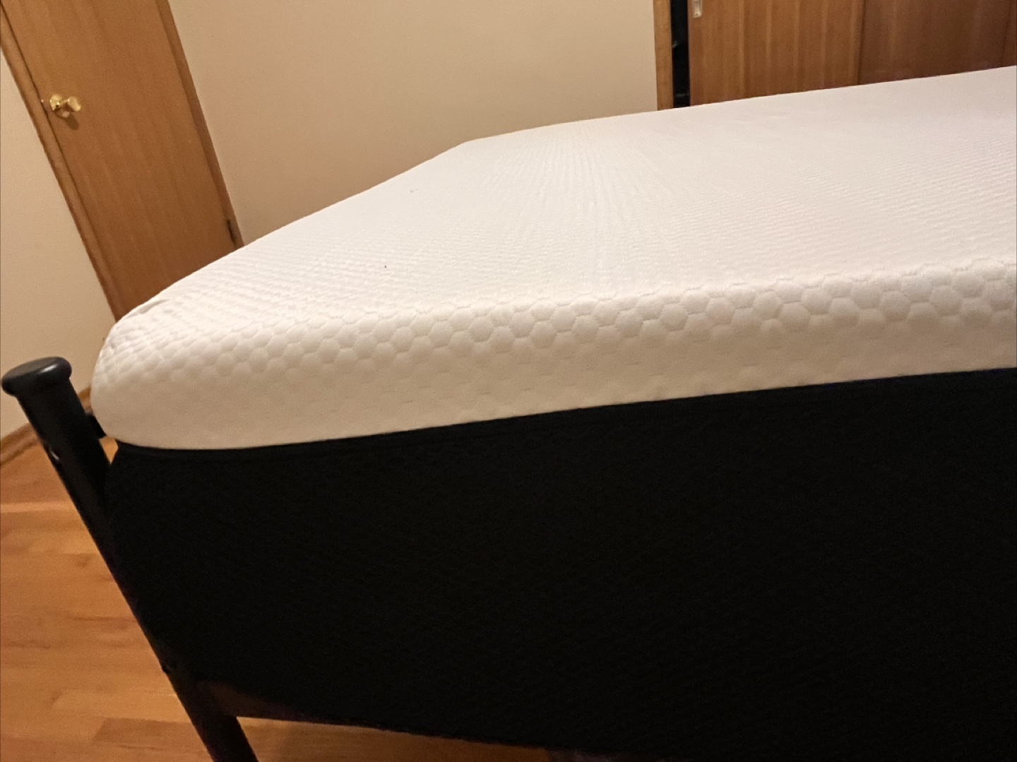 Queen Mattress - Memory Foam - Excellent Condition - photo 2