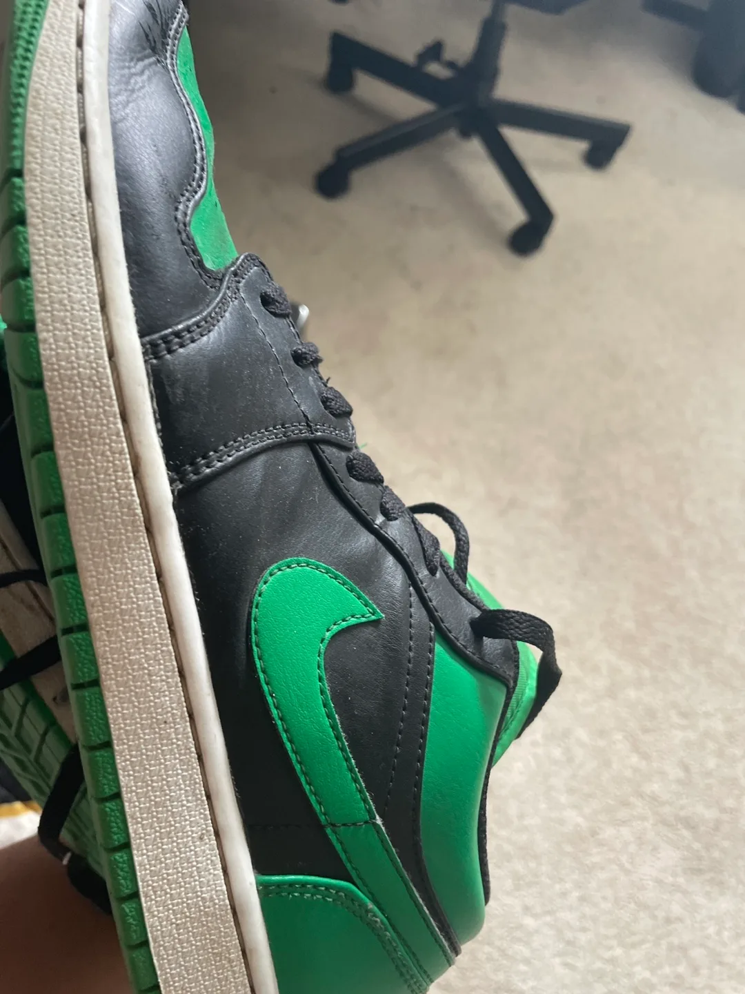 Green Jordan 1 image indicator(3)