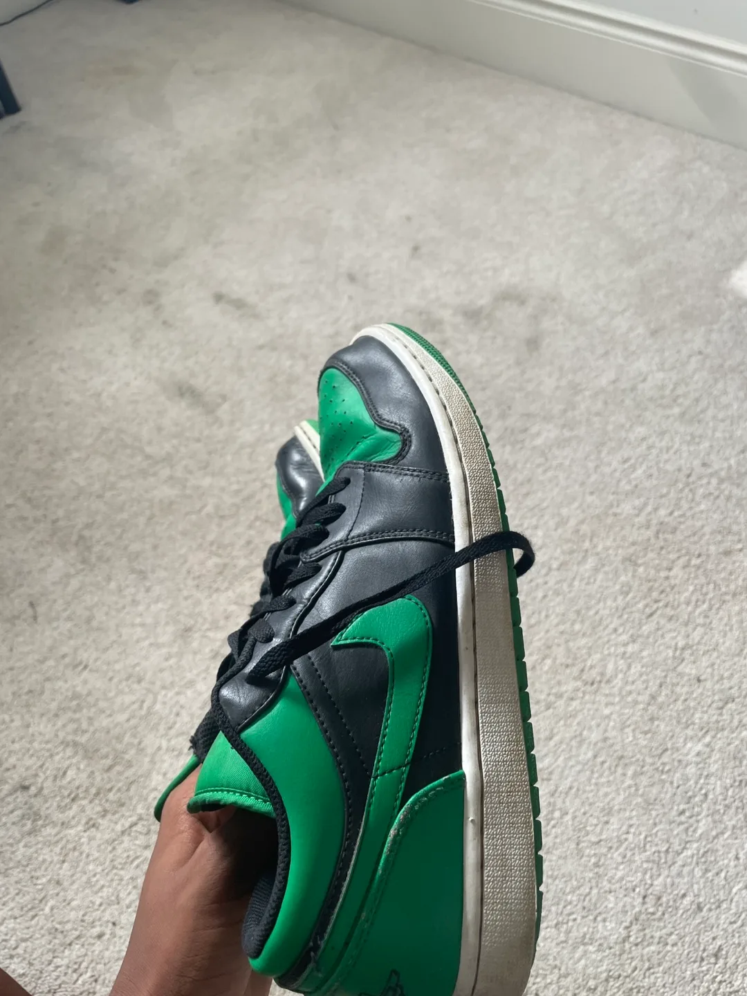 Green Jordan 1 image indicator(2)