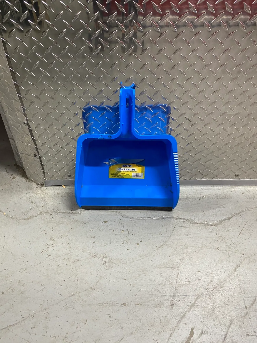 Quickie  Bulldozer Push Broom & Scrub Buddies Jumbo Dust Pan image indicator(3)