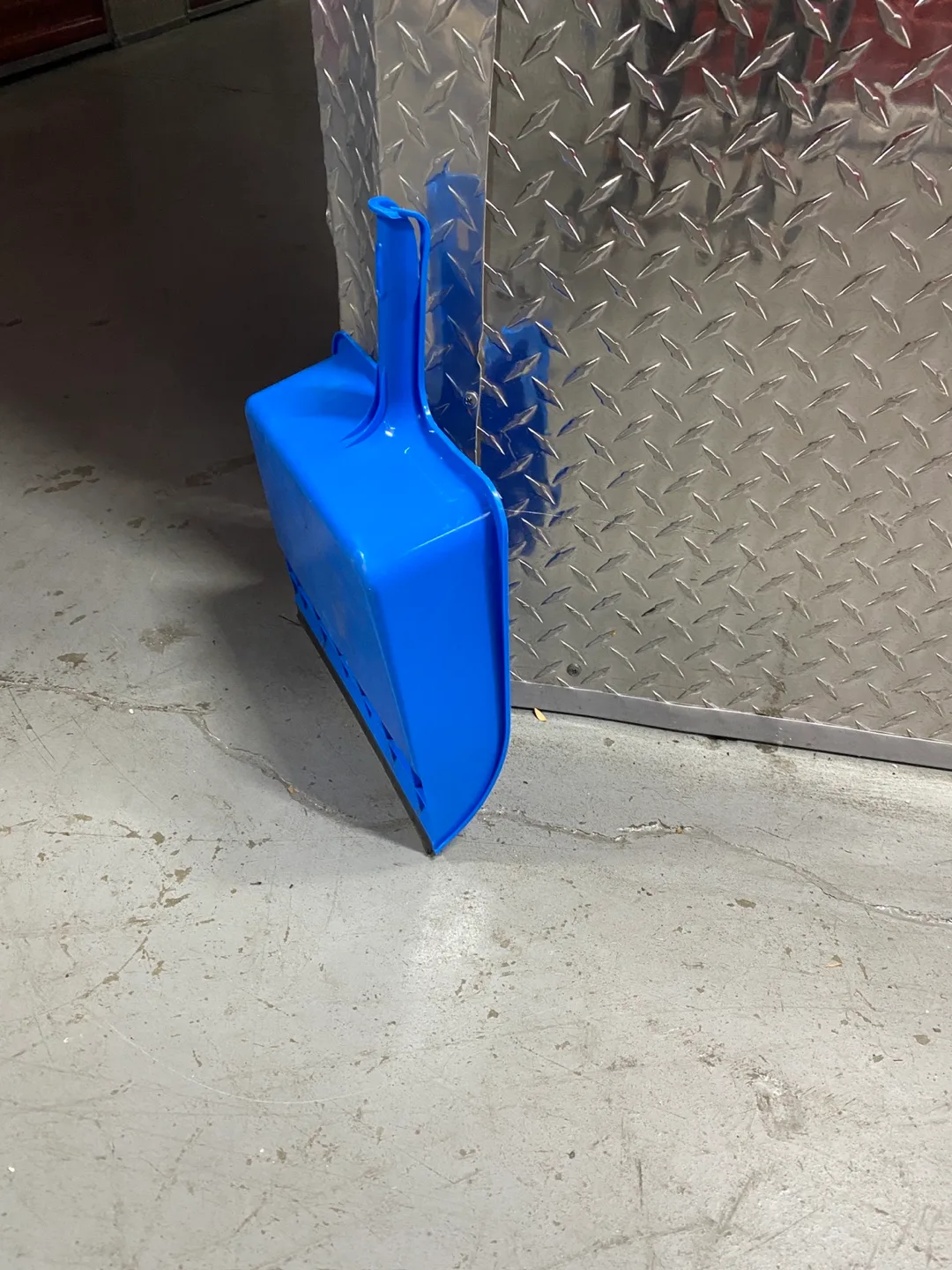 Quickie  Bulldozer Push Broom & Scrub Buddies Jumbo Dust Pan image indicator(7)