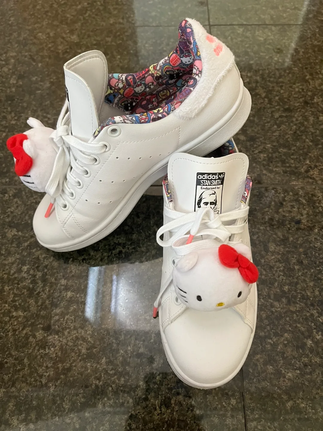 New Adidas Stan Smith x Hello Kitty Sneakers image indicator(2)