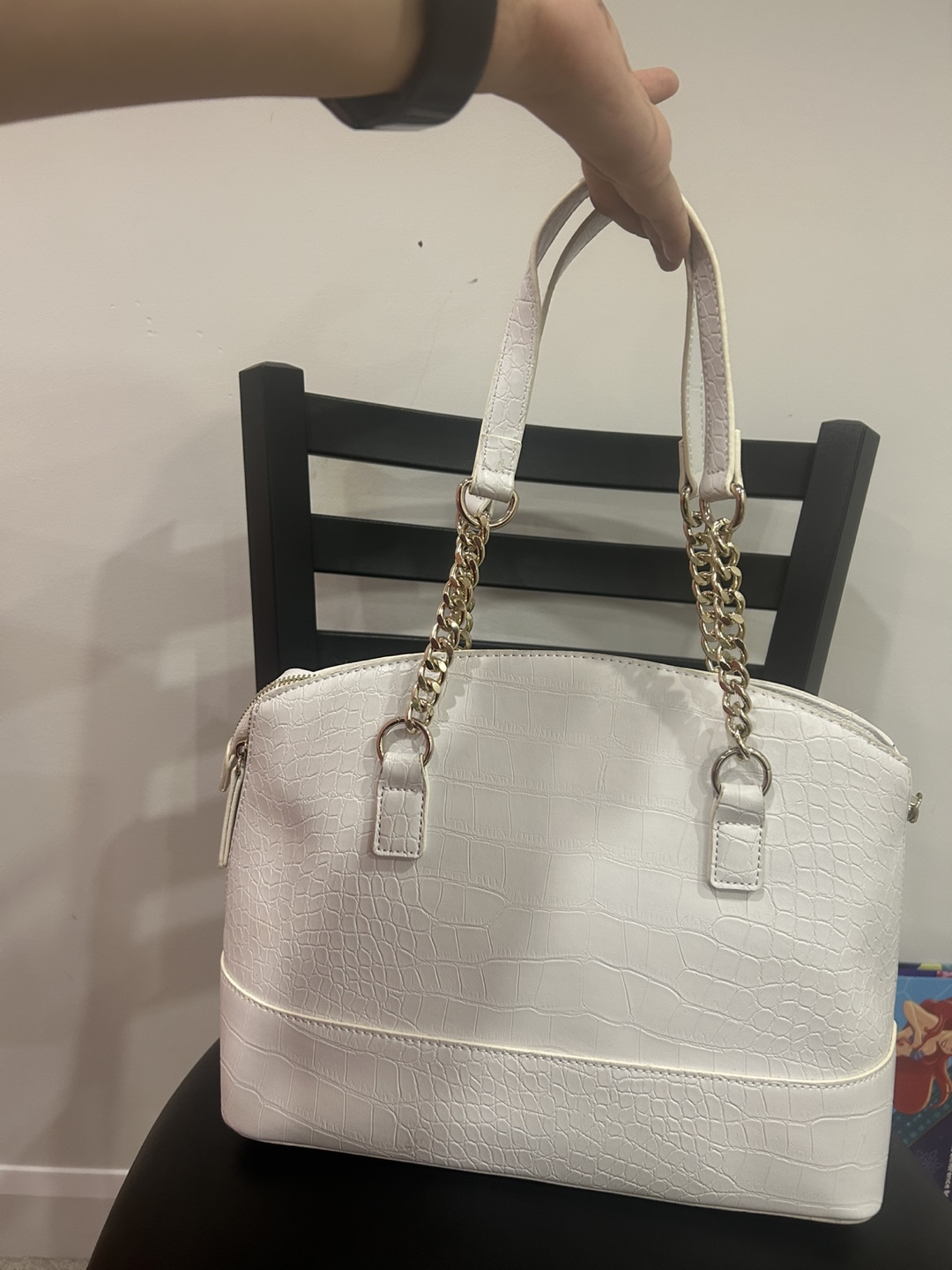 White Guess handbag with gold chain straps - photo 2