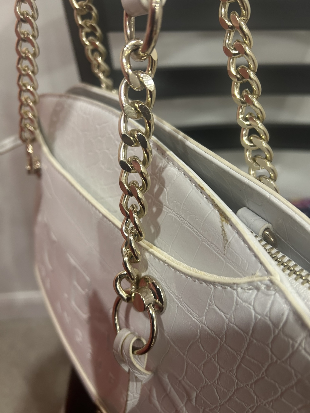 White Guess handbag with gold chain straps - photo 3